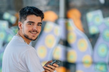 Cep telefonu olan bin yıllık genç adam.