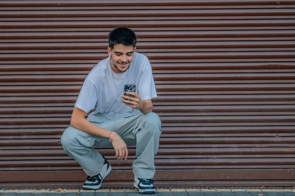 Jong Stijlvol Guy Met Een Mobiele Telefoon Stad — Stockfoto