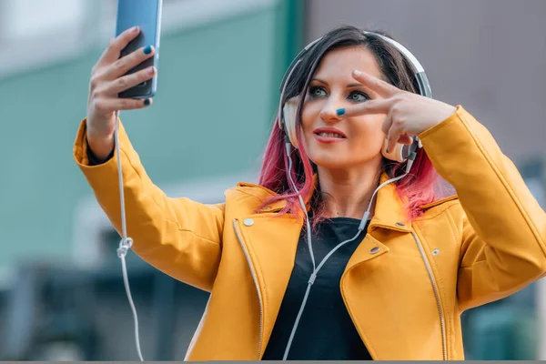 Vacker Kvinna Med Hörlurar Lyssnar Musik Stad Vid Solnedgången — Stockfoto