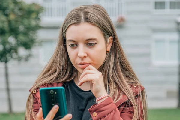 Menina Pensativa Rua Olhando Para Telefone Móvel — Fotografia de Stock