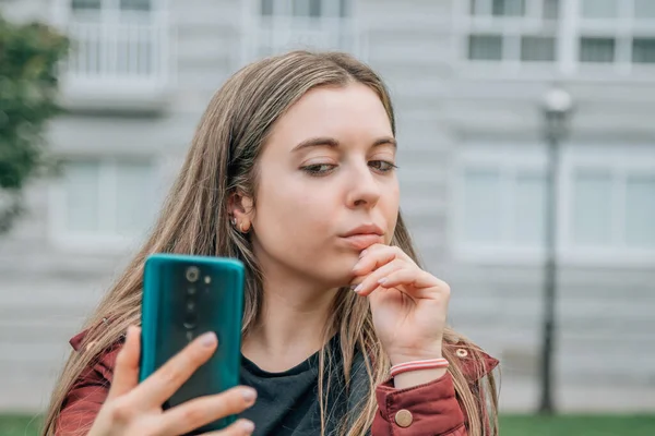 Dziewczyna Ulicy Telefonu Komórkowego Wyrażania Podejrzeń Lub Nieufności — Zdjęcie stockowe