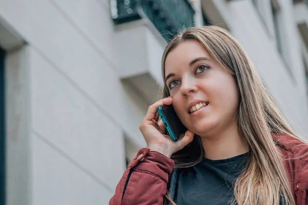 Girl Walking City Talking Mobile Phone — Fotografia de Stock