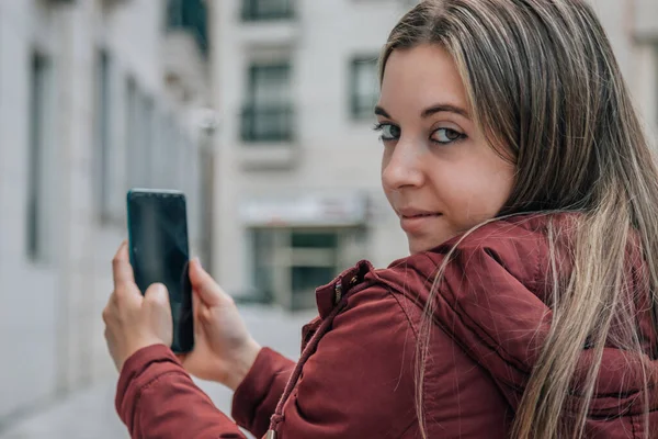 在街上拿着手机的女孩或学生 — 图库照片