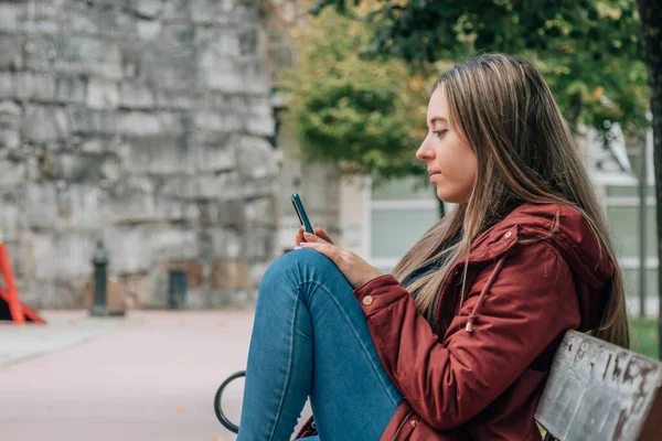 Chica Estudiante Con Teléfono Móvil —  Fotos de Stock