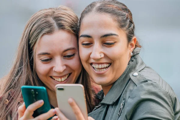 Amigos Com Telefones Celulares Sorrindo Abraçando Rua — Fotografia de Stock