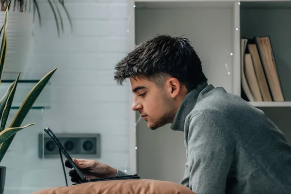 Young Man Looking Computer Laptop Home — Stock Photo, Image