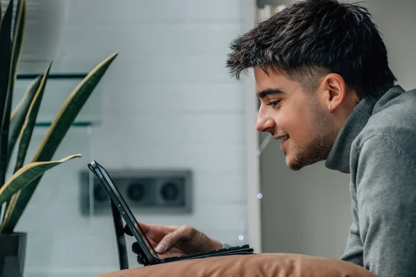 Молодой Человек Смотрит Компьютер Ноутбук Дома — стоковое фото