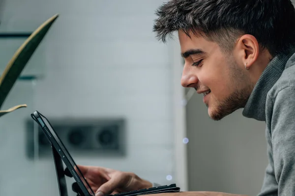 Young Man Looking Computer Laptop Home — Stock Photo, Image