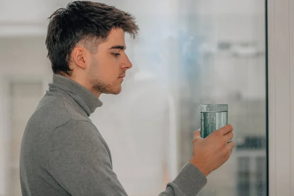 Ung Man Hemma Med Ett Glas Vatten — Stockfoto