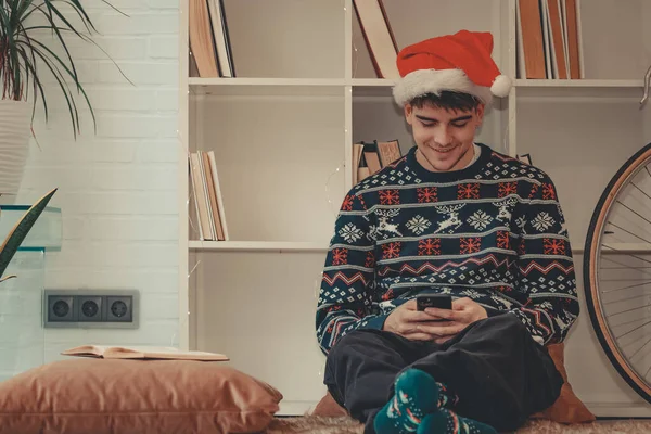 Молодий Чоловік Або Підліток Різдво Вдома Спілкування Мобільним Телефоном — стокове фото