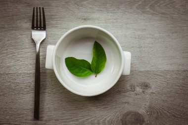 Yapraklı ve çatallı tabak, vegan konsepti.