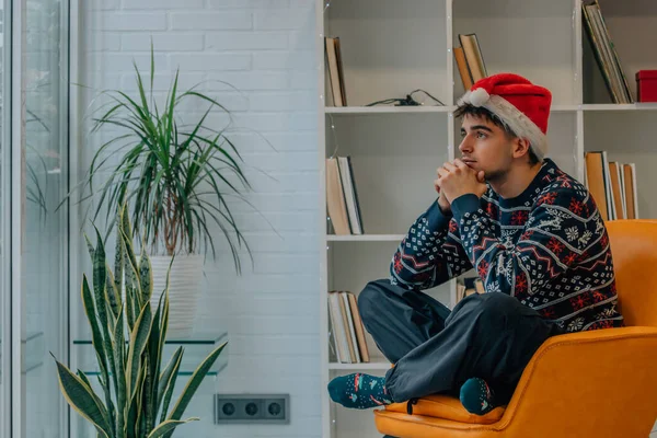 Jeune Homme Maison Portant Des Vêtements Noël Assis Sur Canapé — Photo