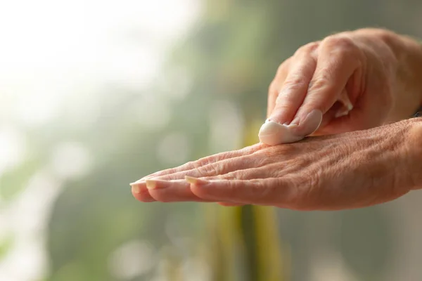 Mãos Com Creme Envelhecimento Hidratante — Fotografia de Stock