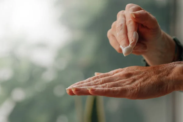 Mãos Com Creme Envelhecimento Hidratante — Fotografia de Stock