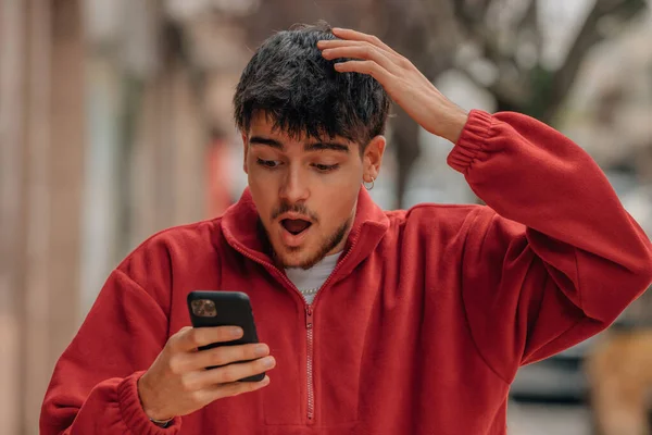 Young Man Mobile Phone Street Surprised Expression — Stock Photo, Image