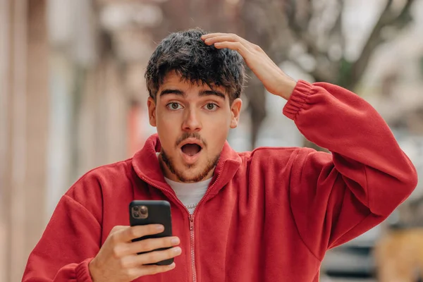 Young Man Mobile Phone Street Surprised Expression — Stock Photo, Image