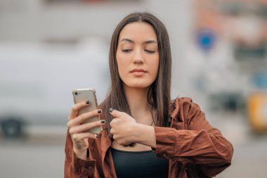 Cep telefonu ya da akıllı telefona bakan kız