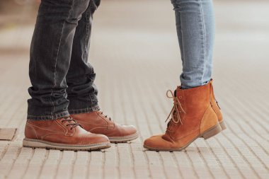 Sonbaharda sokakta birkaç ayak