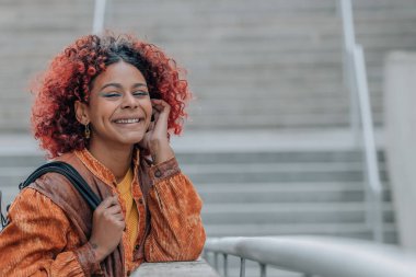 Sokaktaki afro kız portresi.