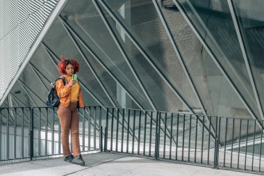 Cep telefonu ya da akıllı telefonu olan bir kız.