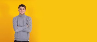 Genç adam arka planda izole edildi