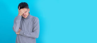 Genç adam üzgün bir ifadeyle arka planda izole edildi.