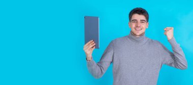 Tablet ya da dizüstü bilgisayarı olan izole bir genç.