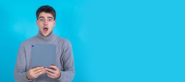 Tablet ya da dizüstü bilgisayarı olan izole bir genç.