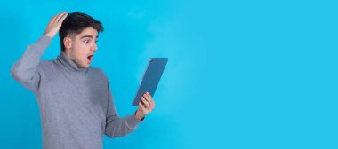 çocuk veya öğrenci tablet veya dizüstü bilgisayar ve sürpriz ifade ile izole