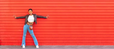 Sokaktaki kırmızı duvar arka planlı şehir kızı