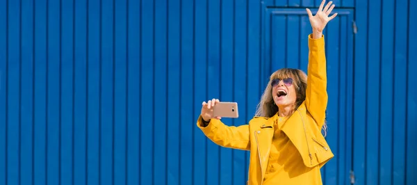 Mujer Celebrando Eufórico Con Teléfono Móvil Calle — Foto de Stock