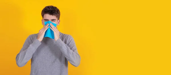 Jovem Frio Isolado Fundo Espirros Alergia — Fotografia de Stock