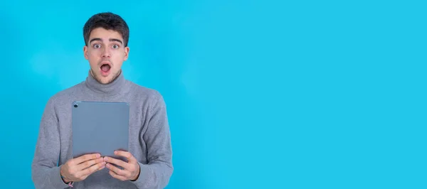Geïsoleerde Jongeman Tiener Met Tablet Laptop — Stockfoto