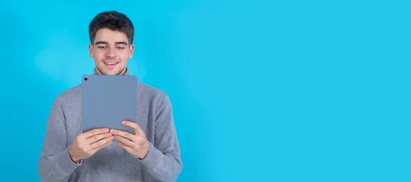Tablet Dizüstü Bilgisayarı Olan Izole Bir Genç — Stok fotoğraf