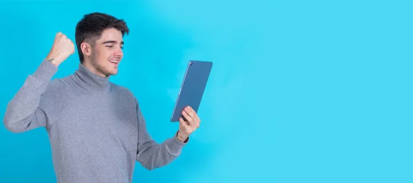 Απομονωμένος Νεαρός Άνδρας Tablet Laptop — Φωτογραφία Αρχείου