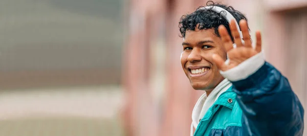 Sokakta Sallayan Kulaklıklı Genç Bir Latin — Stok fotoğraf
