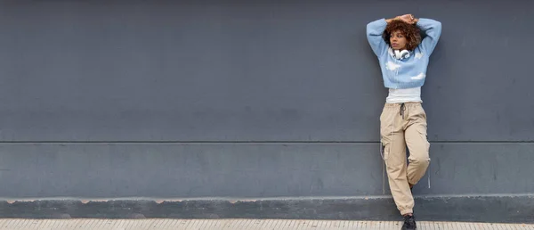 Ontspannen Stedelijk Meisje Straat Met Koptelefoon — Stockfoto