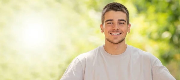 若い男の笑みを浮かべての屋外のポートレート — ストック写真