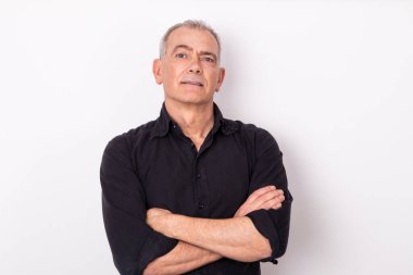 Arka planda izole edilmiş yaşlı adamın portresi