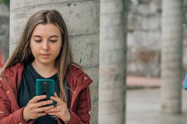 Okulda cep telefonuna bakan bir öğrenci.