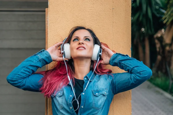 Flicka Gatan Med Hörlurar Lyssnar Musik — Stockfoto