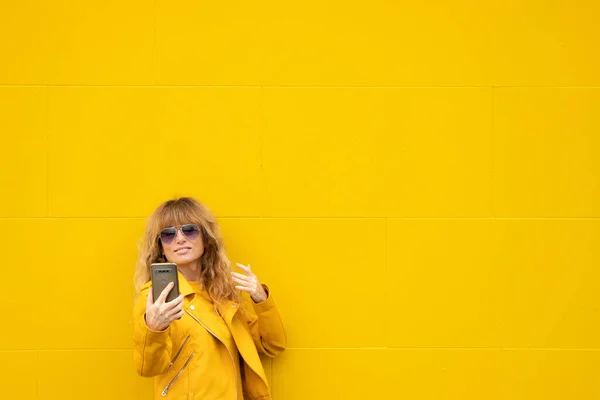 Middle Aged Adult Woman Street Mobile Phone Yellow Wall — Foto de Stock