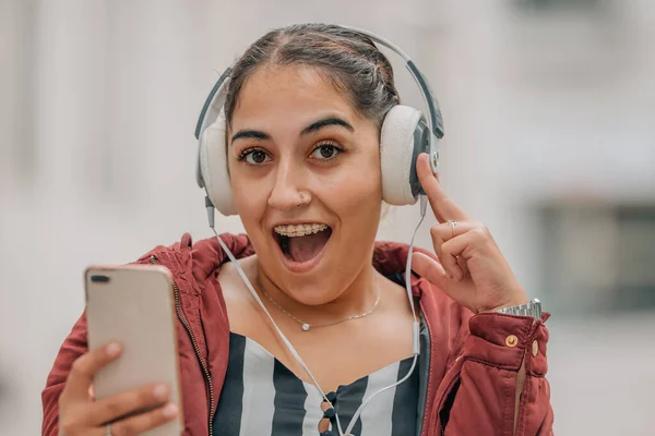 Κορίτσι Ακουστικά Και Κινητό Τηλέφωνο Ακούγοντας Μουσική Στο Δρόμο Ενθουσιασμένος — Φωτογραφία Αρχείου