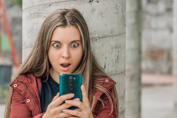 Estudante Escola Olhando Para Telefone Celular Surpreso — Fotografia de Stock