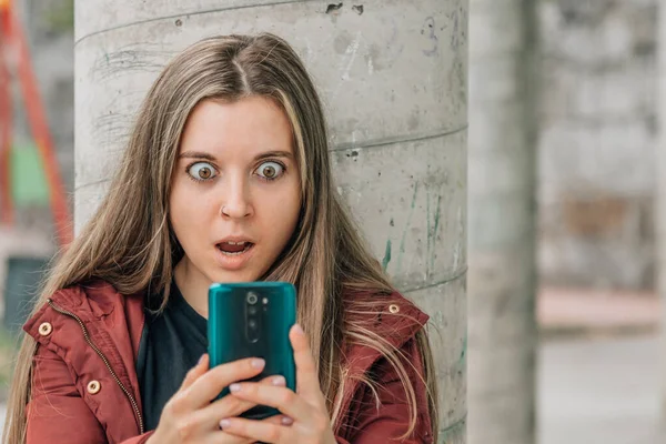 Estudante Escola Olhando Para Telefone Celular Surpreso — Fotografia de Stock