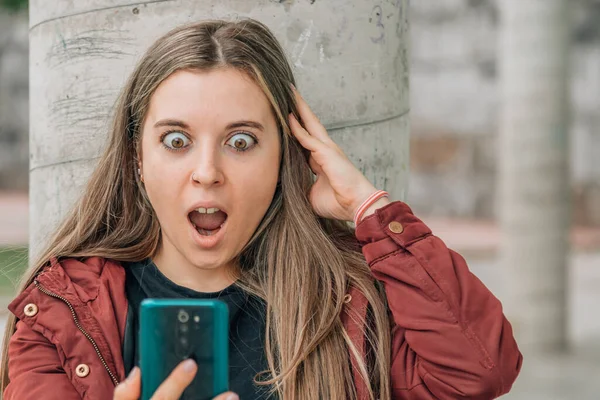 Chica Con Expresión Sorprendida Mirando Teléfono Celular Teléfono Móvil Calle —  Fotos de Stock