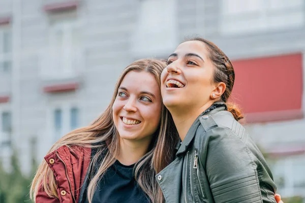 Lächelnde Freunde Die Sich Auf Der Straße Umarmen — Stockfoto