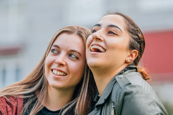Lächelnde Freunde Die Sich Auf Der Straße Umarmen — Stockfoto
