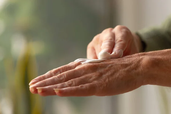 Hands Aging Moisturizing Cream —  Fotos de Stock