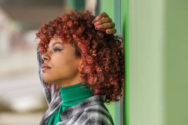 Portré Afro Amerikai Lány Zöld Falon Szabadban — Stock Fotó
